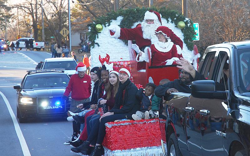 The Hart County Chamber of Commerce’s Christmas Parade this year will again feature Santa and Mrs. Claus, as it did last year, shown here.
