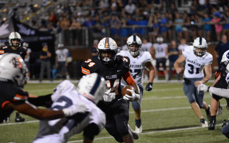 Sunshot by Grayson Williams Hart County’s J.L. Lackey weaves through defenders at Herndon Stadium on Sept. 11 in the Bulldogs’ 50-47 loss to White County.