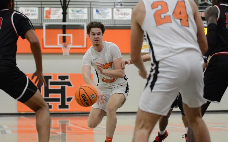Ben Edwards threads the needle between defenders with a bounce pass in the Bulldogs’ McDonald’s Shootout championship win over Loganville on Dec. 30 at Hart County High School.