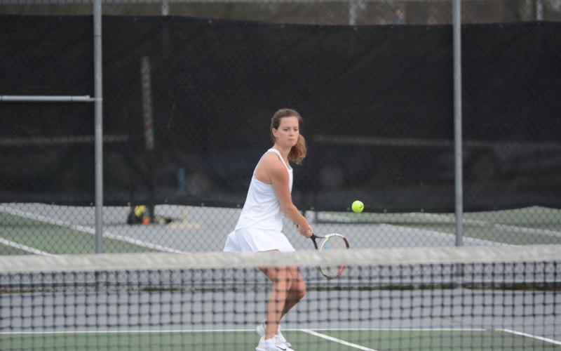 Sunshot by Grayson Williams Kylee Pitt returns the ball with a backhand against Monroe Area on Monday at Hart County High School.