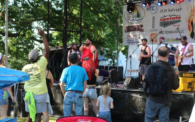 Grayson Williams/The Hartwell Sun The Keven Mack Band from Augusta rocks the audience at Saturday’s music festival.