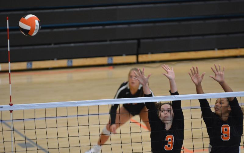 Drew Dotson/ The Hartwell Sun Aliza Hart (3) and Alexa Walker (9) go up for the block against Banks County.