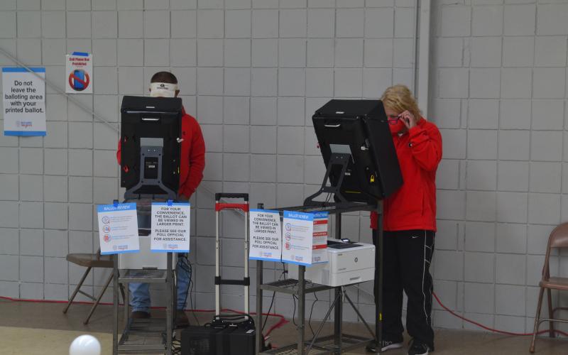 Voters cast their ballots for the City of Hartwell elections at the Hart County Recreation Center on Tuesday, Nov. 2.