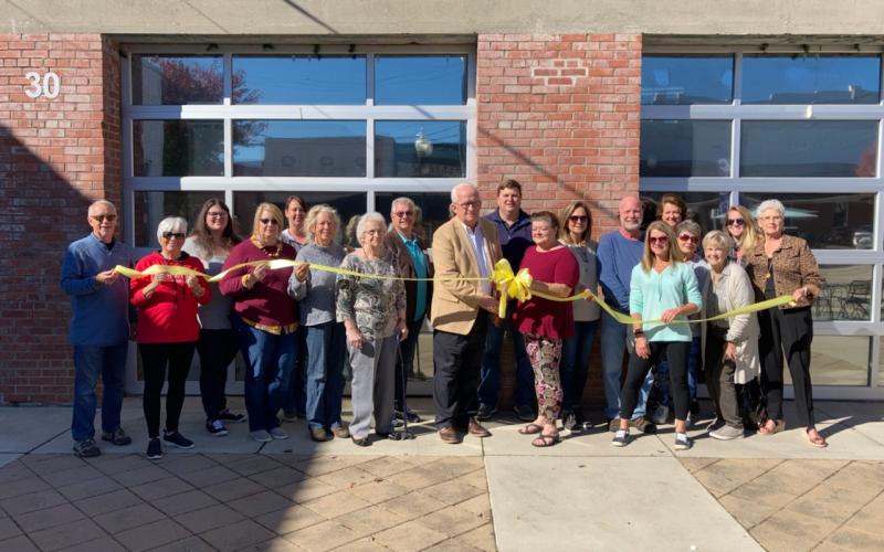 Photo submitted Members of the Hart County Chamber of Commerce and Hartwell Main Street welcome The Farmer’s Daughter eatery to town.