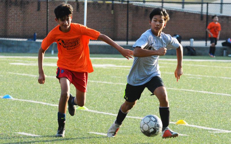 owell Chaing, right, outmaneuvers Alvin Franco -Gallegos in a scrimmage.