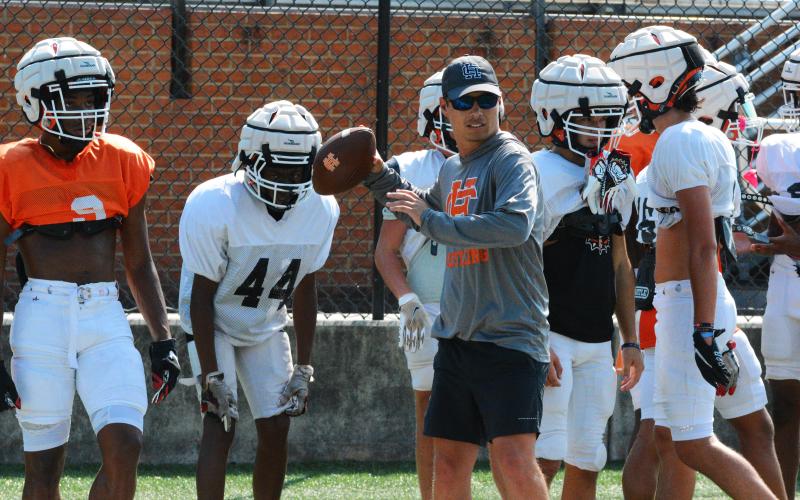 Jay Stowe throws to his receiver.