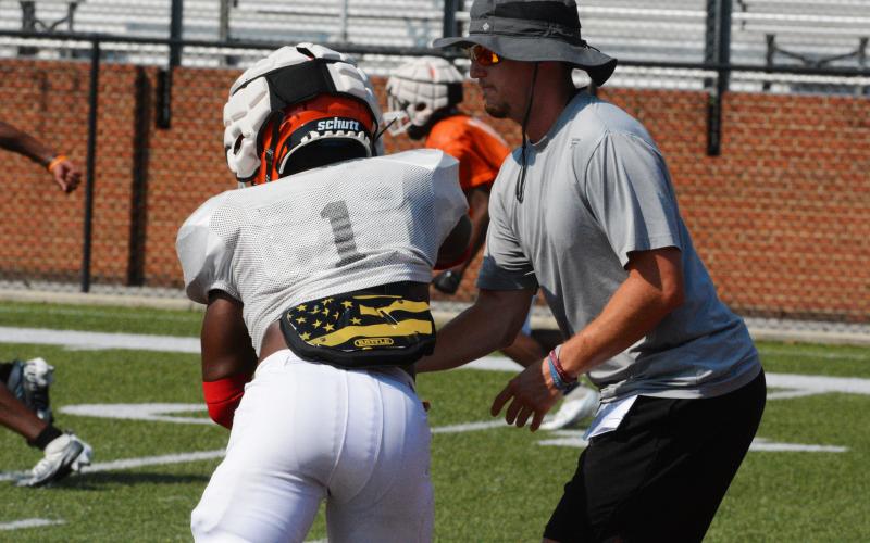 Stephen Gomez plays quarterback in a defensive drill.