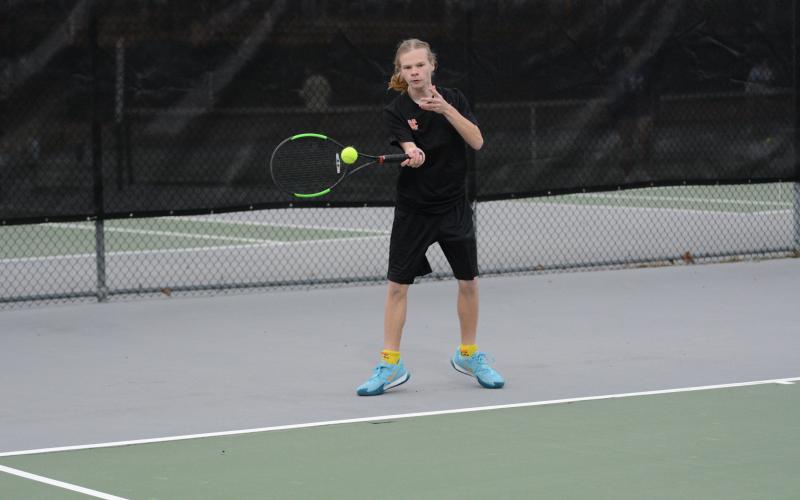 Robert Floyd returns a serve as he won his No. 3 singles match against Elbert, 6-4, 6-2.