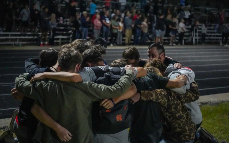 A group of students gather to pray as over 400 students across Hart County Schools gathered at Fields of Faith in 2023. Photo by Lexie Wheless.