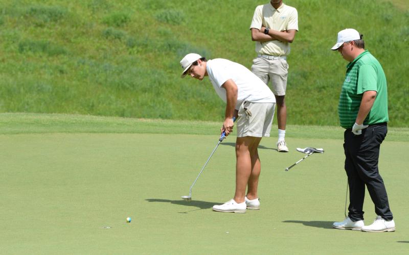 Senior Cooper Jordan putting on Hole 13 as he shot an 89. (Photo/Benjamin London)