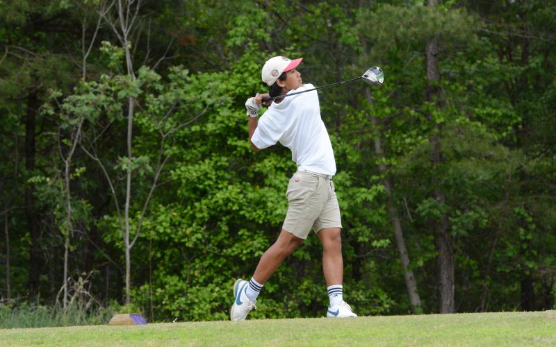 Sophomore Powell Chiang teeing off at Hole 15 as he shot an 80. (Photo/Benjamin London)