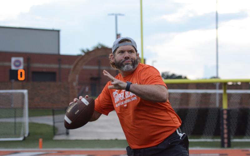 Jeff Leard rears back before throwing a touchdown. (Photo/Benjamin London)