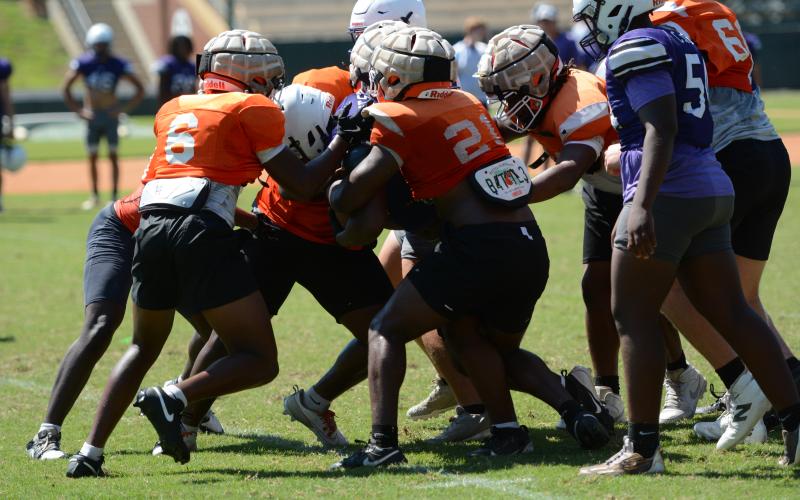 The Bulldogs defense stopping Jasper County’s run game in an 11on11 game. (Photo/Benjamin London)
