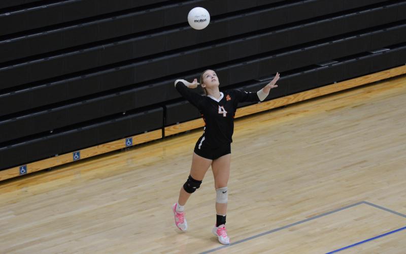 Rising senior libero Erin Miller serves during a match in 2024. (Photo/Benjamin London)