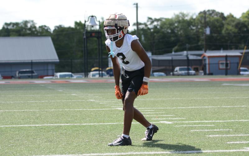 Rising senior cornerback Zaylen Shealer gets ready to blitz off the edge before the snap during a practice in June. (Photo/Benjamin London)