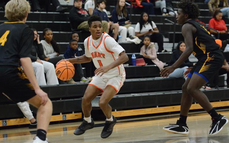 Boys basketball’s junior guard Kurston Curry earns Athlete of the Week. Photo by Benjamin London.
