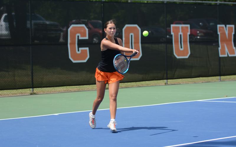 Gabriella Bernazky returns a serve against North Murray April 29, as her 6-0 and 6-2 win at No. 3 singles helped the Lady Dogs capture a 3-0 win over the Lady Mountaineers and advance to the Elite Eight. Photo by Benjamin London.