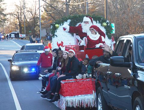 The Hart County Chamber of Commerce’s Christmas Parade this year will again feature Santa and Mrs. Claus, as it did last year, shown here. 