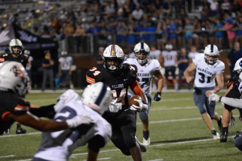 Sunshot by Grayson Williams Hart County’s J.L. Lackey weaves through defenders at Herndon Stadium on Sept. 11 in the Bulldogs’ 50-47 loss to White County. 