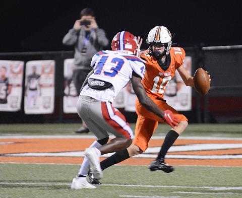 Sunshot by Michael Hall Quarterback Tanner Ayers tries to elude a Jefferson defender on Friday, Oct. 2, at Herndon Stadium in the Bulldogs’ 26-19 loss. 