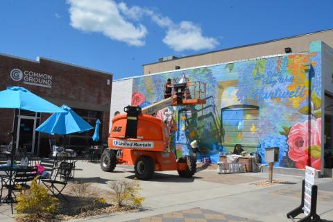 Color the World Bright, a organization of art students from the Lamar Dodd School of Art at the University of Georgia, add a splash of color to the wall of the Hart County Chamber of Commerce building with a new mural. 