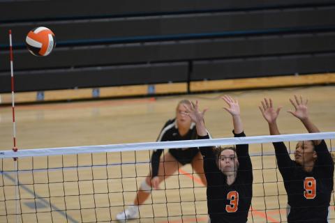 Drew Dotson/ The Hartwell Sun Aliza Hart (3) and Alexa Walker (9) go up for the block against Banks County.
