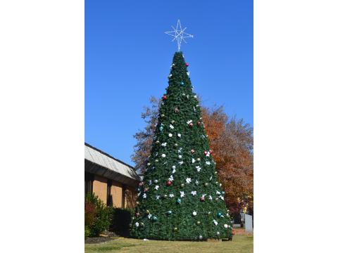 Dan Hunt/The Hartwell Sun The Christmas tree is installed at the Hartwell Square and awaiting Monday’s annual tree lighting ceremony, 