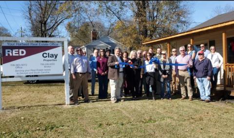 Alongside Hart County Chamber of Commerce members, Alan Powell and Red Clay Property employees open the new office in Hartwell at 3059 Ridge Road.