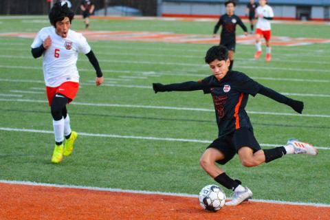 Luis Genchi crosses the ball in the team’s last game at home against Rabun County. 