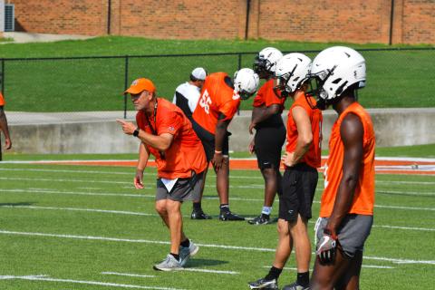 Taz Dixon coaches up defensive backs during last season’s summer workouts. 