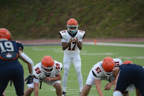 Sophomore quarterback Kurston Curry (17) awaits the snap during the 2024 Spring Game versus Habersham Central.