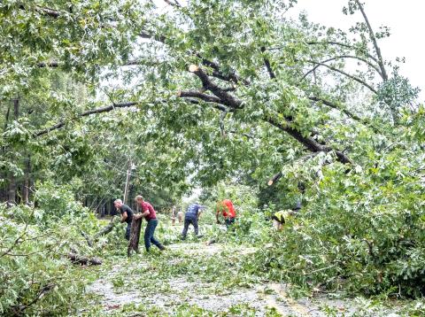 Hart County’s first responders and residents come together to clean up storm debris and downed power lines along Lightwood Rd. Friday following Hurricane Helene. Photo by Bill Powell/The Hartwell Sun