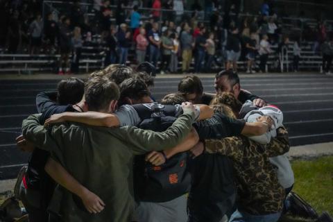 A group of students gather to pray as over 400 students across Hart County Schools gathered at Fields of Faith in 2023. Photo by Lexie Wheless.