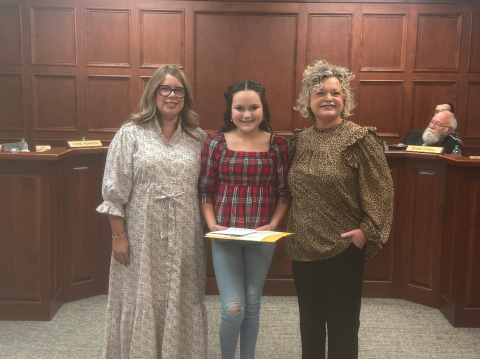 Harper Carruth (center), fifth grader at Hartwell Elementary School, daughter of Dustin and Ashley Carruth, was the selected artist for this year’s Christmas card from the Hart County Charter System. Carruth is flanked by Board Chair Kim Pierce (left) and Superintendent Jennifer Carter (right). 