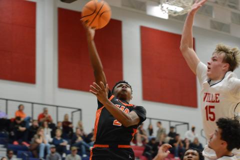 Pictured is junior guard Zaylen Shealer going in for the layup.
