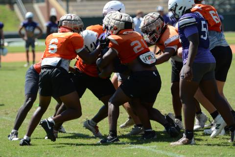 The Bulldogs defense stopping Jasper County’s run game in an 11on11 game. (Photo/Benjamin London)
