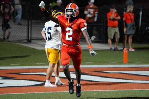 Football’s senior receiver and defensive back Zaylen Shealer earns Athlete of the Week. (Photo by Ric Williams)