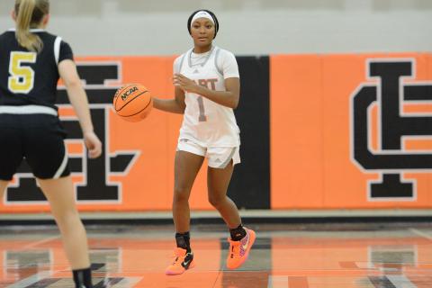 The Lady Dogs’ junior guard Jaycee Wiley earns Athlete of the Week. Photo by Benjamin London.