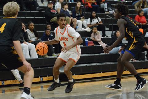 Boys basketball’s junior guard Kurston Curry earns Athlete of the Week. Photo by Benjamin London.
