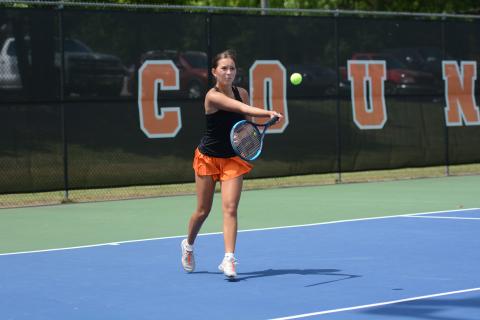 Gabriella Bernazky returns a serve against North Murray April 29, as her 6-0 and 6-2 win at No. 3 singles helped the Lady Dogs capture a 3-0 win over the Lady Mountaineers and advance to the Elite Eight. Photo by Benjamin London.