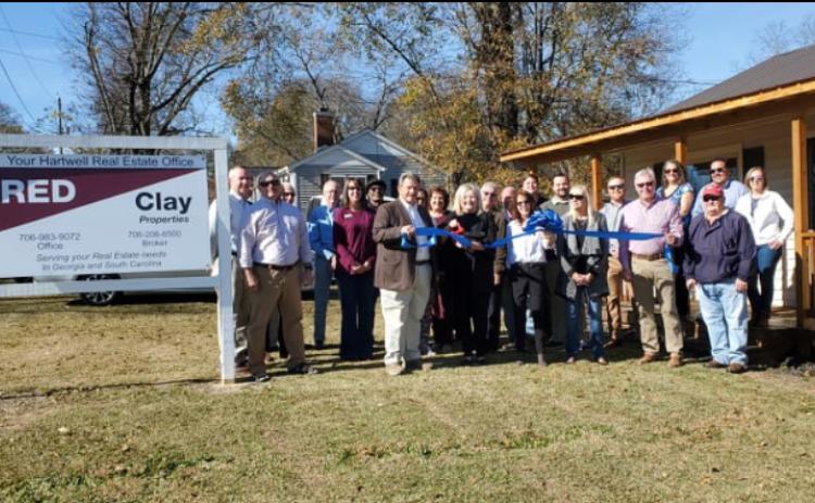 Alongside Hart County Chamber of Commerce members, Alan Powell and Red Clay Property employees open the new office in Hartwell at 3059 Ridge Road.