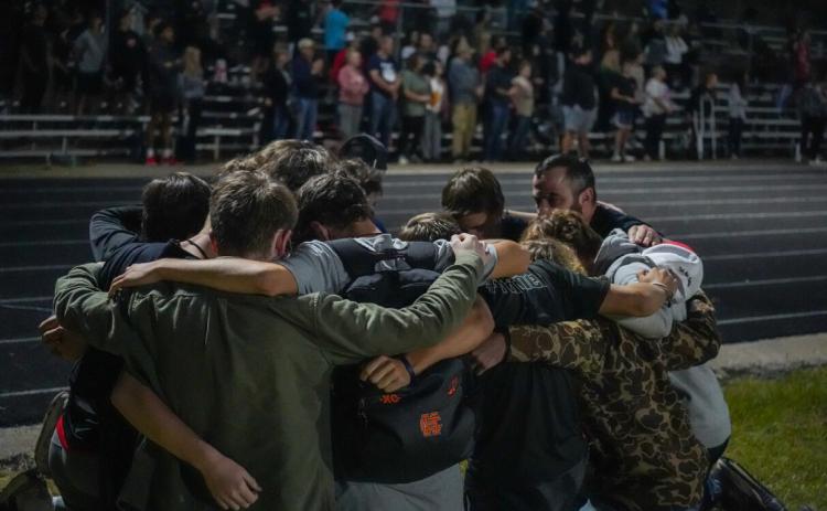 A group of students gather to pray as over 400 students across Hart County Schools gathered at Fields of Faith in 2023. Photo by Lexie Wheless.