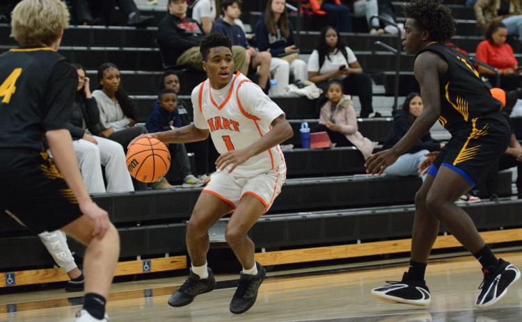 Boys basketball’s junior guard Kurston Curry earns Athlete of the Week. Photo by Benjamin London.