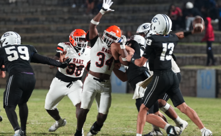 Football’s sophomore defensive lineman Josiah Vehe (34) earns Athlete of the Week. Photo by Kyle Tran.
