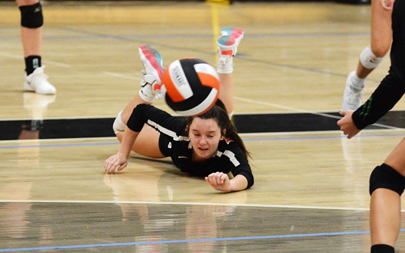 Sunshot by Grayson Williams - Aliza Hart dives for a ball on Tuesday at Hart County High School in the Volleydogs’ win over Franklin County. 