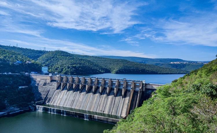 The Hartwell Dam at full capacity in mid summer.